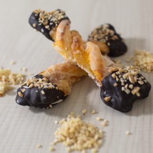 TORNILLOS DE HOJALDRE CON CABELLO DE ÁNGEL, CHOCOLATE Y ALMENDRAS