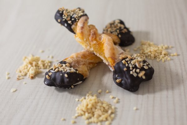 TORNILLOS DE HOJALDRE CON CABELLO DE ÁNGEL, CHOCOLATE Y ALMENDRAS