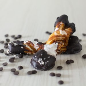 TORNILLOS DE HOJALDRE DE ALBARICOQUE CON CHOCOLATE